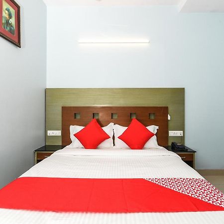 Balaji Grand Hotel Kākināda Buitenkant foto