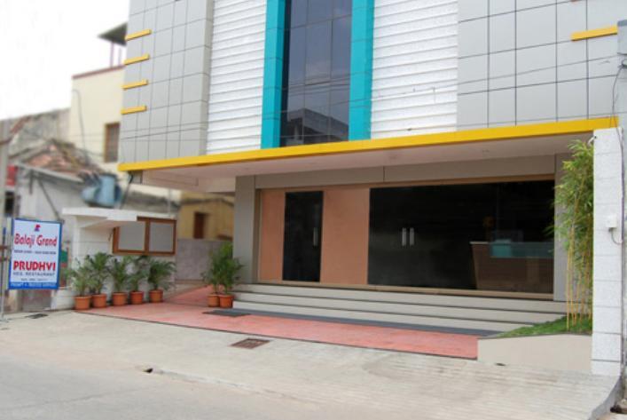 Balaji Grand Hotel Kākināda Buitenkant foto