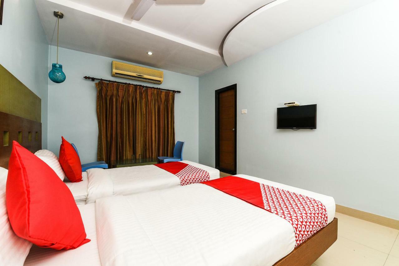 Balaji Grand Hotel Kākināda Buitenkant foto
