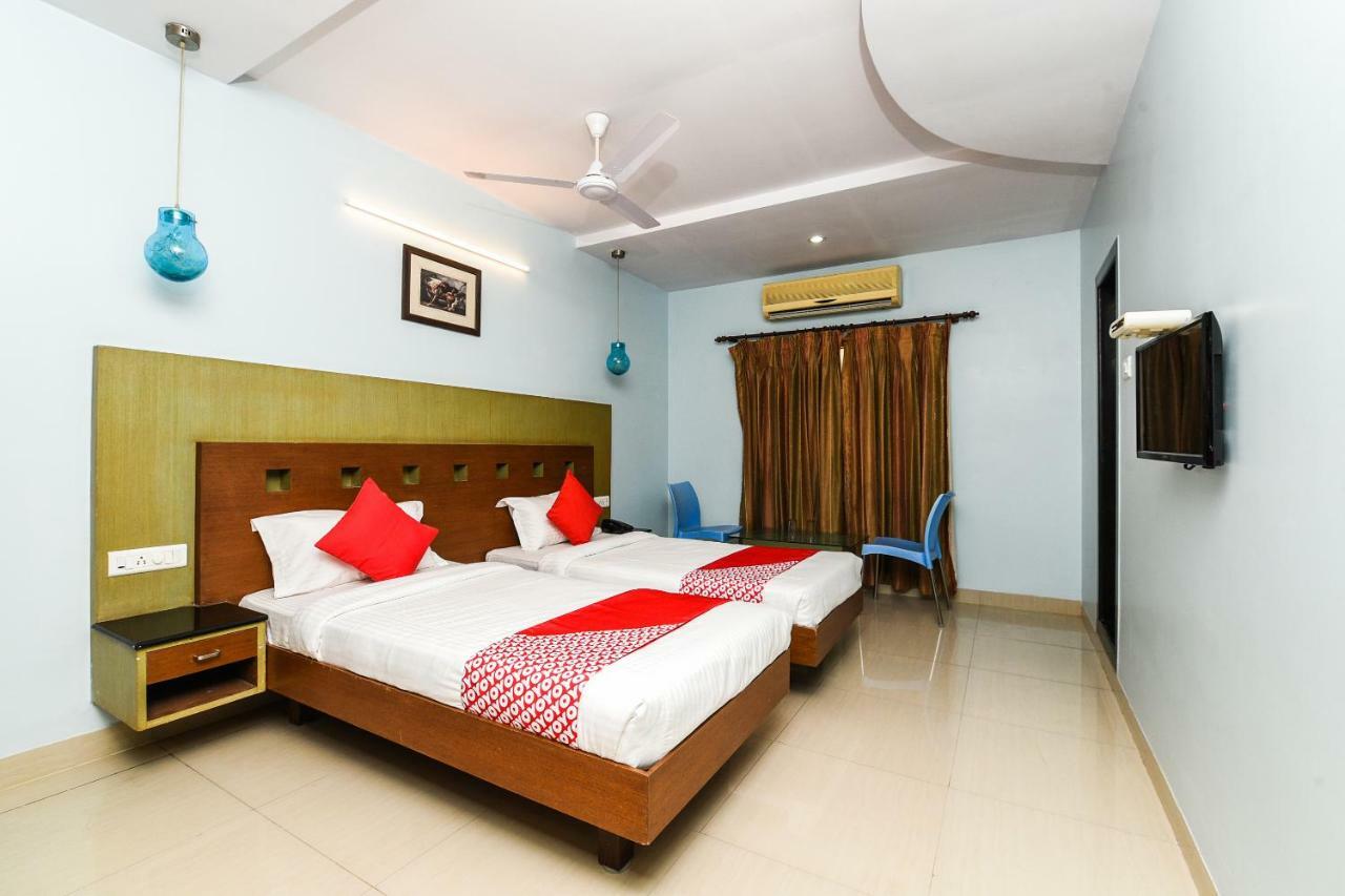 Balaji Grand Hotel Kākināda Buitenkant foto
