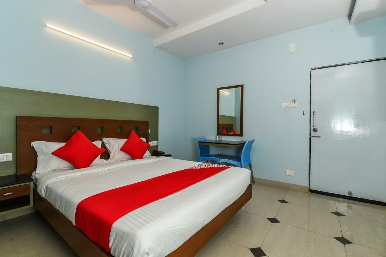 Balaji Grand Hotel Kākināda Buitenkant foto