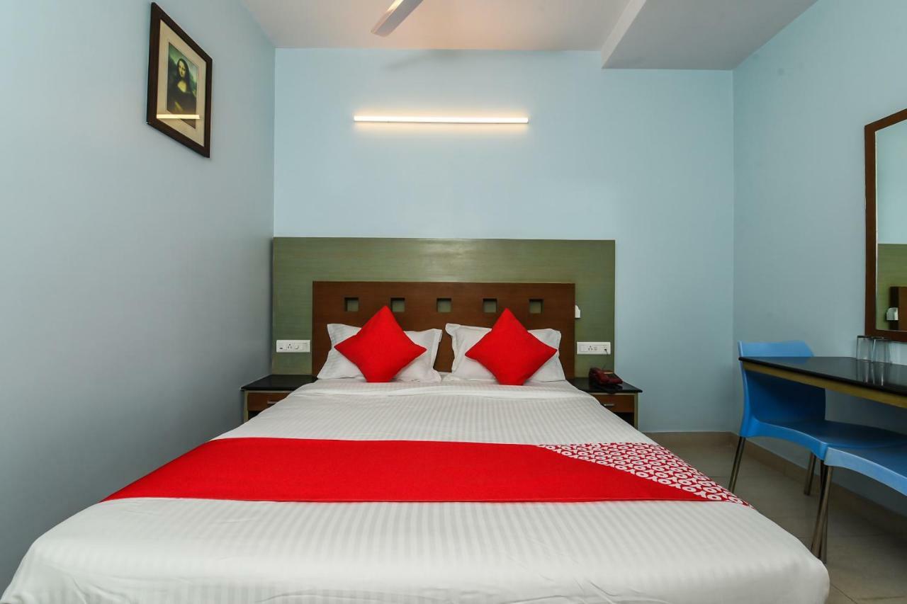 Balaji Grand Hotel Kākināda Buitenkant foto