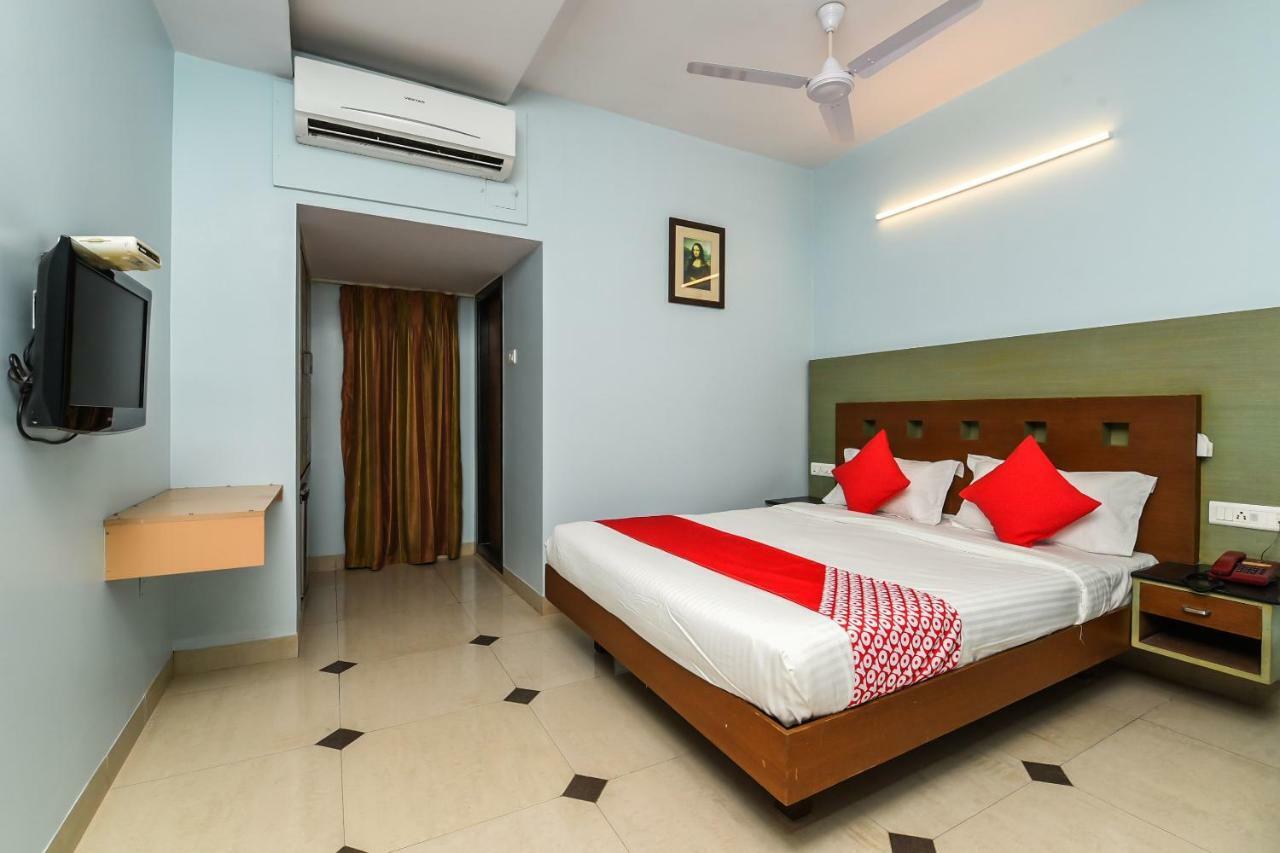 Balaji Grand Hotel Kākināda Buitenkant foto