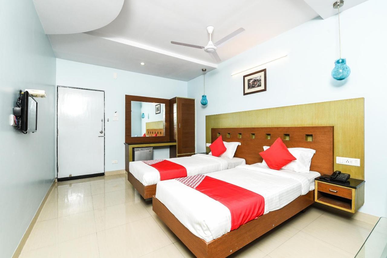 Balaji Grand Hotel Kākināda Buitenkant foto