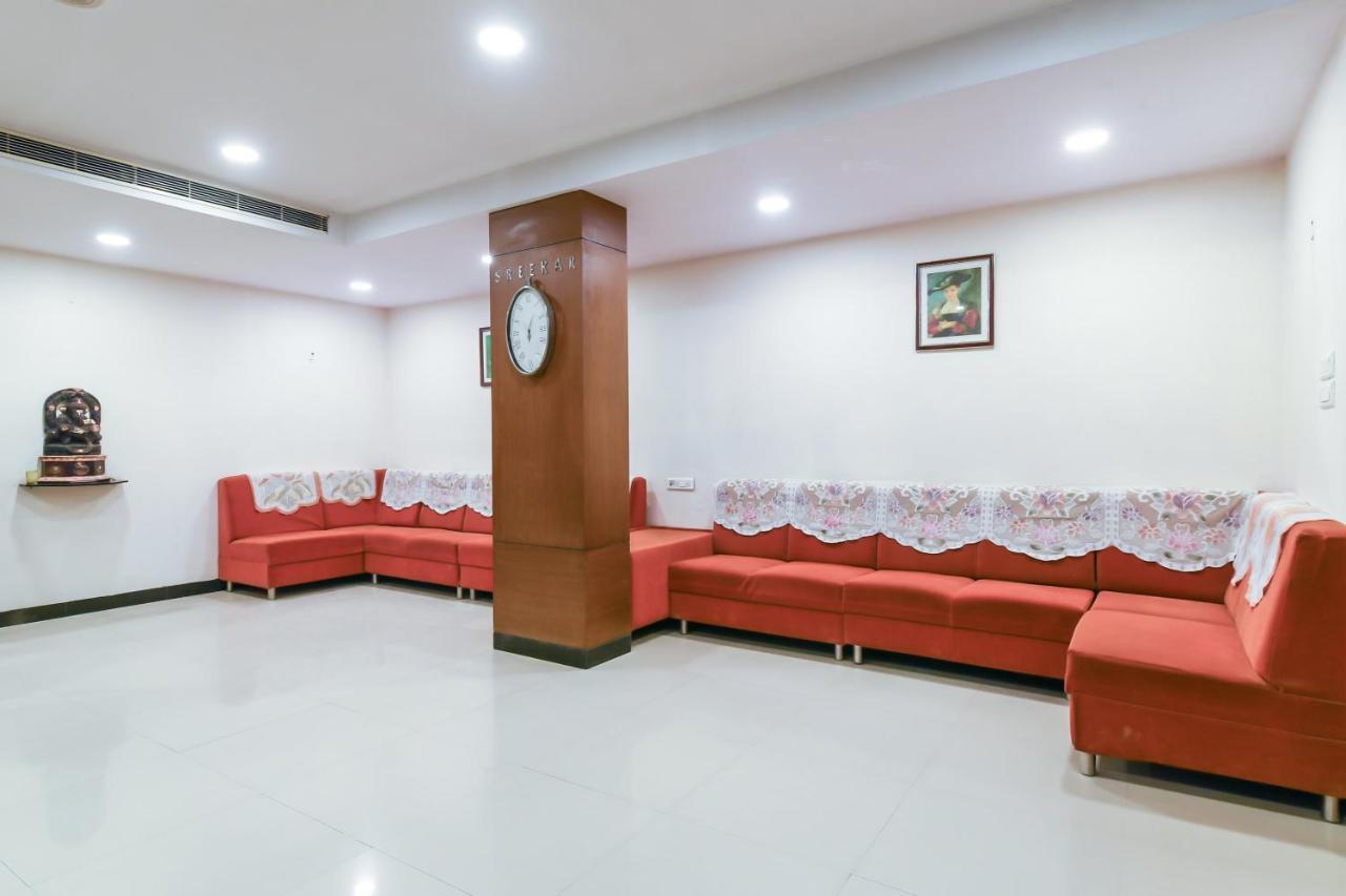 Balaji Grand Hotel Kākināda Buitenkant foto